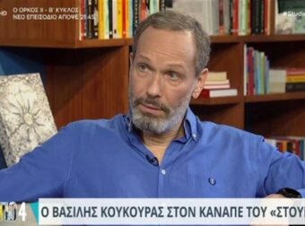 Βασίλης Κούκουρας: «Έχω κάνει πράγματα που δεν ήθελα να κάνω…» – Γοητευτικός ακόμη και μετά από 23 χρόνια ο “Μάνθος Φουστάνος”