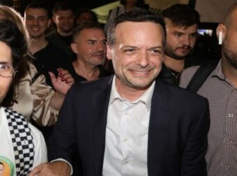 Χάρης Δούκας: Από μεγάλο αουτσάιντερ, νικητής στην κάλπη – Ποιος είναι ο «άγνωστος» νέος δήμαρχος Αθηναίων,  αυτοί εκλέγονται δημοτικοί σύμβουλοι δίπλα του (video)