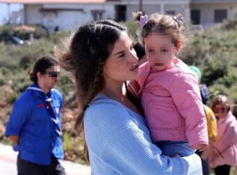 Αχώριστη η Χριστίνα Μπόμπα με τις δίδυμες κόρες της – Μαγείρεψαν οι τρεις τους στην εξοχή (Φωτογραφία)
