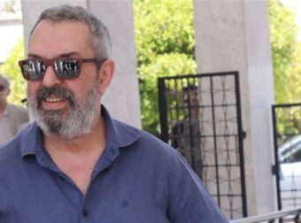 Κυριαρχούν το ξύλο και οι παλιές φωτογραφίες – Το πατρικό σπίτι του Χρήστου Χατζηπαναγιώτη στη Μυτιλήνη
