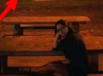 Ζευγάρι νόμιζε ότι ήταν μόνοι τους στο πάρκο και έβγαλαν μία φωτογραφία – Μόλις την παρατήρησαν καλύτερα έτρεξαν να σωθούν