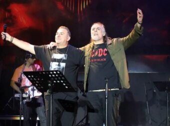 Η συγκινητική στιγμή που ο Ρέμος αφιερώνει στον Καρρά το τραγούδι “Άς την να λέει” στην συναυλία του στο Άλσος[video]