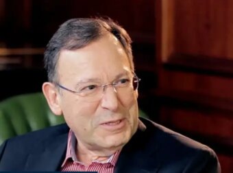 Ανδρέας Φουστάνος: Μου αρέσει η γυναίκα να έχει όρεξη, γι΄ αυτό πάω με μικρότερες