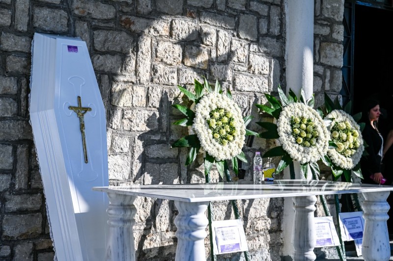 Θρήνος στην Αλίαρτο: Λευκό φέρετρο για τον 17χρονο στην τελευταία του κατοικία – Λιποθύμησε ο αδελφός του, υποβασταζόμενη η μητέρα του (photos)