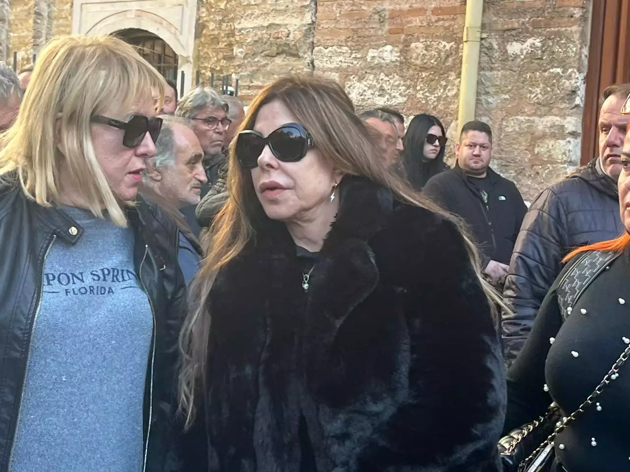 Κηδεία Καρρά – «Λύγισε» η Δημητρίου στο τελευταίο αντίο – «Θα τον αγαπάω και θα τον σκέφτομαι»