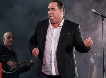 Βασίλης Καρράς: Η ιστορία πίσω από το «Άστη να λέει» με τους Πυξ Λαξ –  O όρος για να το πει