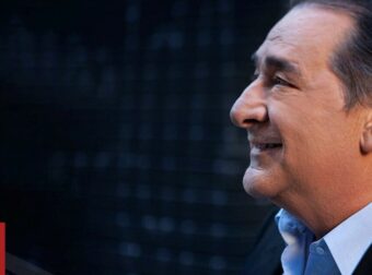 Βασίλης Καρράς: Το όνειρό του που έμεινε μισοτελειωμένο για το «χωριό της Ειρήνης»