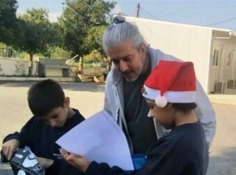 Ο Γιάννης Χαρούλης έχει χαρίσει μουσικά όργανα σε σχολείο από χρńματα που έβγαλε ραβδίζοντας ελιές