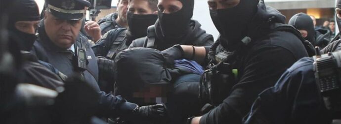Πέταξε φωτοβολίδα και ο 16χρονος αδελφός του 18χρονου που συνελήφθη στου Ρέντη – Πυρίτιδα στα χέρια του μάνατζερ τράπερ