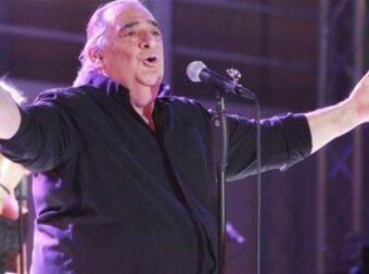 Βασίλης Καρράς: Ο ΑΝΤ1 τιμάει τη μνήμη του με μία εκπομπή-αφιέρωμα σε εκείνον και στην τελευταία του εξομολόγηση