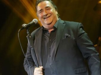 Βασίλης Καρράς: «Απ’ τον Βορρά μέχρι τον Νότο» – Πώς γράφτηκε ο ύμνος που τον συνόδεψε στην τελευταία του κατοικία!