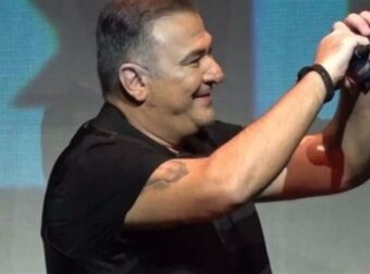 Αντώνης Ρέμος: Η μεγάλη συγκίνηση με την κόρη του που ήταν κάτω από τη σκηνή – «Ελένη μου…»