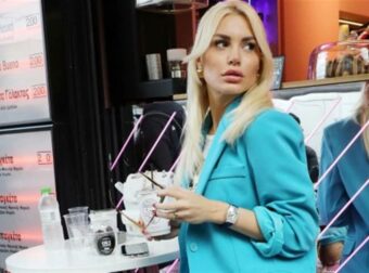 Αλεξάνδρα Παναγιώταρου: Cozy & λαμπερό το Χριστουγεννιάτικο ντεκόρ του σαλονιού της