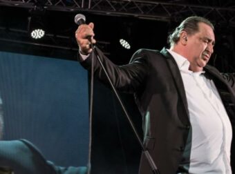 Ο Βασίλης όλων των Ελλήνων από τον Βορρά μέχρι τον Νότο: Η τεράστια καριέρα του Καρρά – Tα τραγούδια που έμειναν στην ιστορία και η μεγάλη μάχη με την…