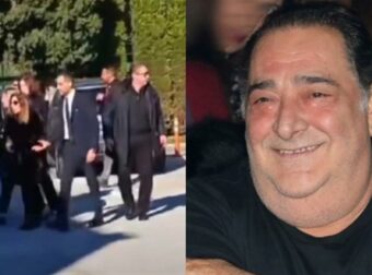 Βασίλης Καρράς: Σε τραγική κατάσταση η σύζυγός και η κόρη του έξω από τον οίκο τελετών λίγο μετά αφότου έφτασε η σορός του