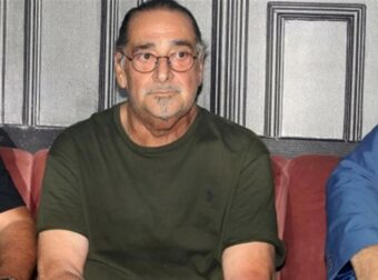 Βασίλης Καρράς: «Αδερφέ θα τα ξαναπούμε…» – Τα συγκινητικά μηνύματα των καλλιτεχνών στα στεφάνια, που έστειλαν