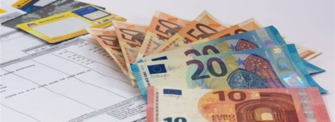 «Σωτήριο» επίδομα 105 ευρώ τη βδομάδα για δύο χρόνια – Άμεσα στα ΑΤΜ τα χρήματα