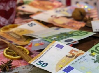 Πρωτοχρονιάτικος «μποναμάς»: Αυτά τα επιδόματα αυξάνονται από το 2024