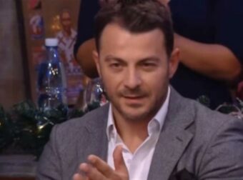 «Είναι μεγάλη χαρά που…» – Οι πρώτη εμφάνιση του Γιώργου Αγγελόπουλου σε εκπομπή μετά την ανακοίνωση της εγκυμοσύνης της Βαμβακούση