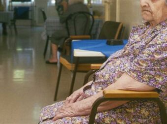 Κρήτη: «Είναι μεγάλο το βάρος» – Ξέσπασε σε λυγμούς η νοσηλεύτρια που έδωσε στην 92χρονη καθαριστικό αντί για νερό