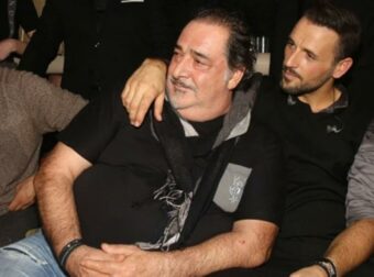 Βασίλης Καρράς: «Εμείς που γνωρίσαμε την ευαίσθητη καρδιά σου…» – Το σπαρακτικό μήνυμα του Νίκου Βέρτη και η σπάνια φωτογραφία τους για το τελευταίο “Αντίο” στο μεγάλο καλλιτέχνη