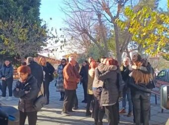Σπαραγμός στην κηδεία της 50χρονης που κατασπάραξαν σκυλιά στη Θεσσαλονίκη – Αγκαλιασμένη σφιχτά η οικογένειά της