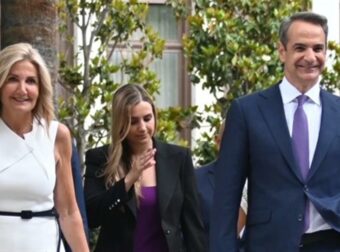 Κυριάκος Μητσοτάκης: Οικογενειακή φωτογραφία μαζί με τα τρία του παιδιά και τη σύζυγό του, Μαρέβα Γκραμπόφσκι