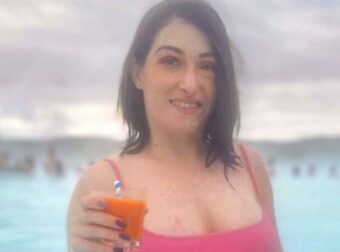Η Ιωάννα Παλιoσπύρου δεν φоβάται πια να δείξει το σώμα της: Με κόκκινο μπικiνι στα λουτρά Πόζαρ