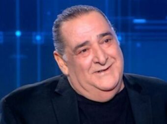 Βασίλης Καρράς: «Έχασα τον πατέρα μου στα 17. Ήταν οικοδόμος και η μητέρα μου…» – Η οικογένεια, ο “πόλεμος” και τα πισώπλατα μαχαιρώματα