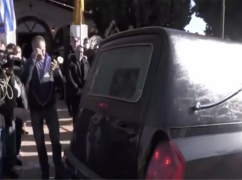 Κοκκινοχώρι Καβάλας ΤΩΡΑ – Έφτασε στην Εκκλησία ο Καρράς για την τελευταία εμφάνιση του
