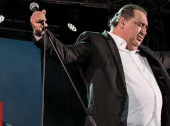 Βασίλης Καρράς: Η τεράστια καριέρα του θρυλικού τραγουδιστή