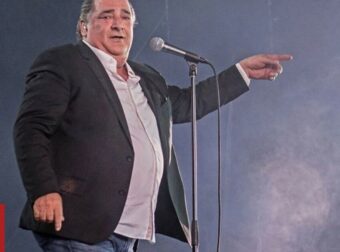 Βασίλης Καρράς: Αυτό είναι το πραγματικό του επίθετο