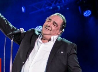 Βασίλης Καρράς: Αυτό είναι το τελευταίο του τραγούδι – Ακούστε το  «Χύμα στο Κύμα»