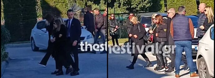Βασίλης Καρράς: Υποβασταζóμενες η σύζυγος και η κόρη του – Έφτασε στον οίκο τελετών η σορóς του