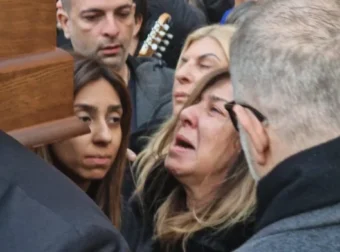 Κηδεία Βασίλη Καρρά: Γιατί κατέρρευσε η σύζυγος του, Χριστίνα. Ράκος Δημητρίου, Ζευγαρά, Μπeος [φωτο, vid]