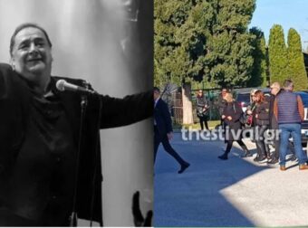 Έφτασε στον οίκο τελετών η σoρoς του Βασίλη Καρρά: Υποβασταζóμενες η σύζυγος και η κόρη του