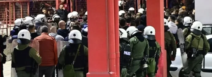 Έκτακτο – Δεν άντεξε. Νεκρός ο αστυνομικός που δέχτηκε επίθεση με την ναυτική φωτοβολίδα