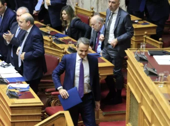 Προϋπολογισμός 2024 – Στο βήμα ο Μητσοτάκης με πόνο στη μέση και το σχόλιο για τον Κουτσούμπα