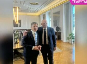 Γιώργος Παπαδάκης: Το φιλί στον Αυτιά και οι όλο νόημα ατάκες μπροστά στον Κυριάκο Μητσοτάκη – Συναντήθηκαν μετά από 21 χρόνια
