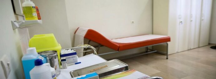 Γιατρός «καρμπόν» με το Κολωνάκι είχε μετατρέψει τη βίλα του σε ιατρείο απάτη – Μία πλασμαφαίρεση για 6.000 ευρώ – «Το αίμα του ήταν μολυσμένο» (video)