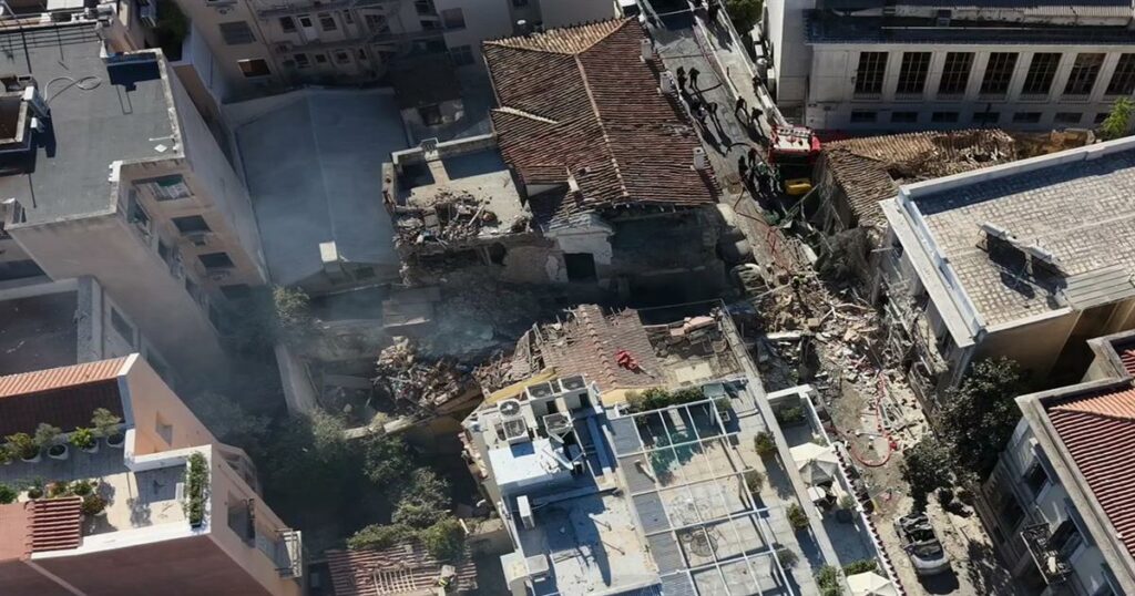 Εικόνες καταστροφής στην Πλάκα, βίντεο αμέσως μετά τη σφοδρή έκρηξη στο κτίριο: «Το  είδα να καταρρέει μπροστά μου – Ήταν σαν βόμβα»