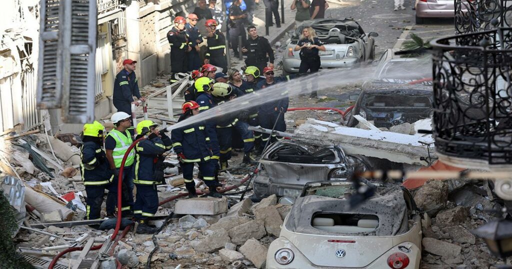 Δεύτερη μέρα ερευνών στην Πλάκα: Ψάχνουν σπιθαμή προς σπιθαμή τα χαλάσματα – Εικόνες από ψηλά