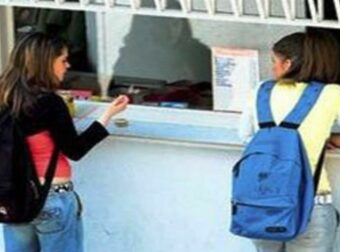 Νέοι κανόνες στα σχολικά κυλικεία: Πίτσα χωρίς αλλαντικά, τοστ με κρέας και ποπ κορν από το Γυμνάσιο