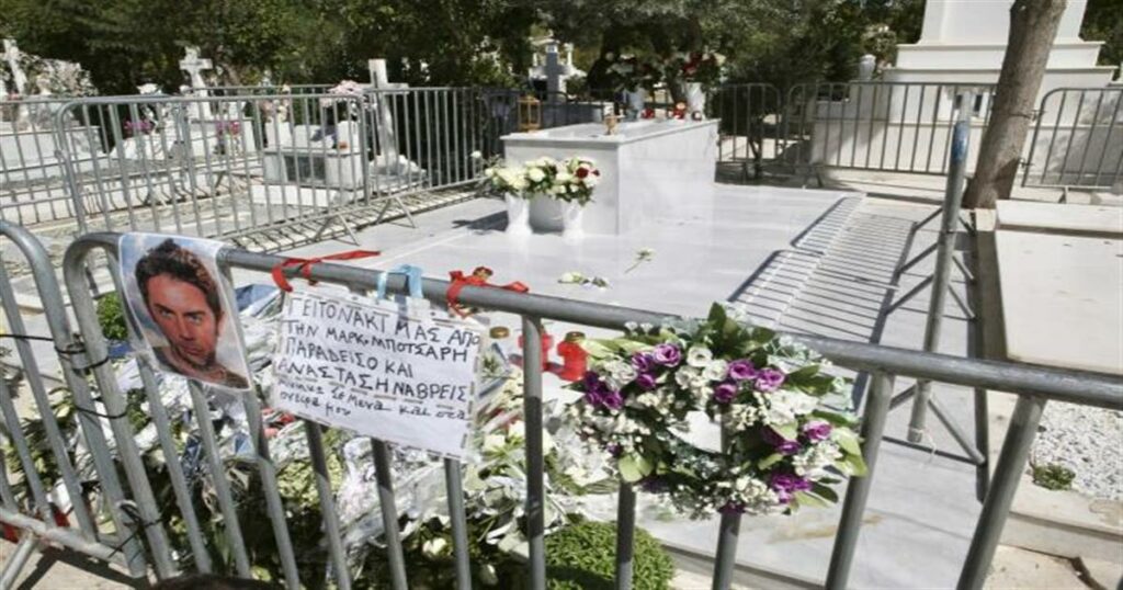 «Σαν να του κάνει παρέα…»: Πήγε και κάθισε πάνω στον τάφο του Μαζωνάκη…  Ανατριχιάζει το βίντεο που κυκλοφορεί – Χιλιάδες αντιδράσεις και σχόλια