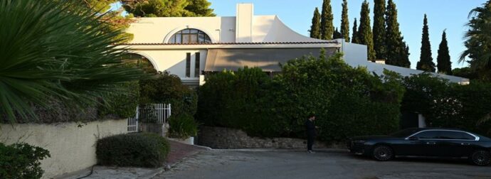 ΤΩΡΑ: ΑΝΑΣΤΑΤΩΣΗ ΣΤΗ ΒΟΥΛΑ – Η ΟΙΚΟΓΕΝΕΙΑ ΤΟΥ ΜΑΖΩΝΑΚΗ ΑΔΕΙΑΖΕΙ ΤΗΝ ΒΙΛΑ ΤΟΥ – ΕΠΙΠΛΑ, ΡΟΥΧΑ, ΠΡΟΣΩΠΙΚΑ ΑΝΤΙΚΕΙΜΕΝΑ, ΔΙΣΚΟΙ…