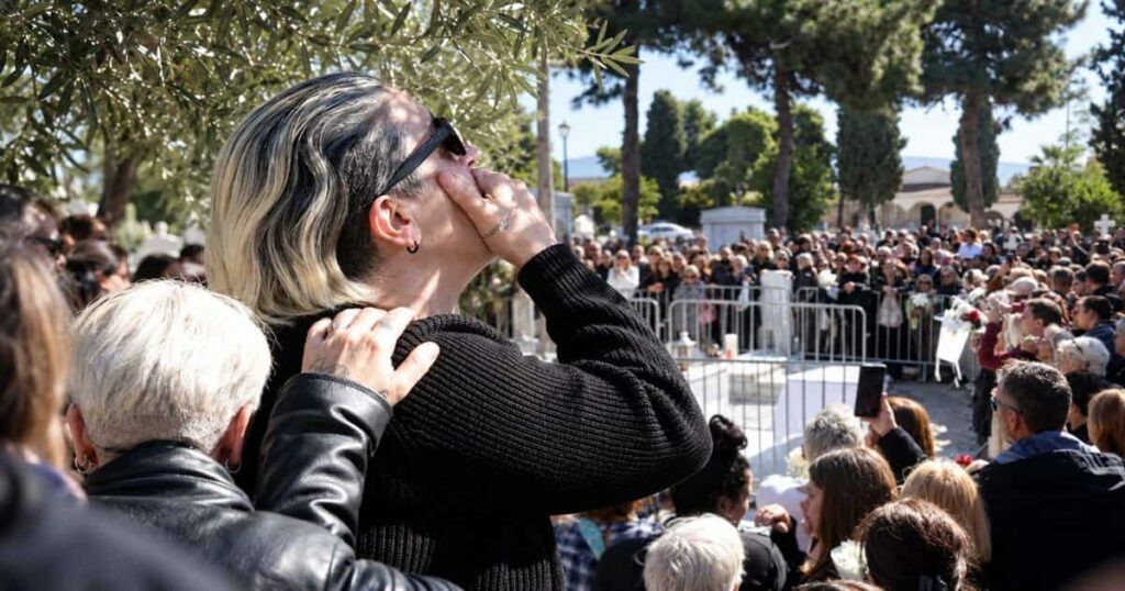 Μνημόσυνο Μαζωνάκη: Τα ουρλιαχτά της Μαρίας πάνω από το μνήμα-«Σήκω Γιώργο να μας δεις, εδώ είμαστε Γιώργο» (φωτογραφίες)