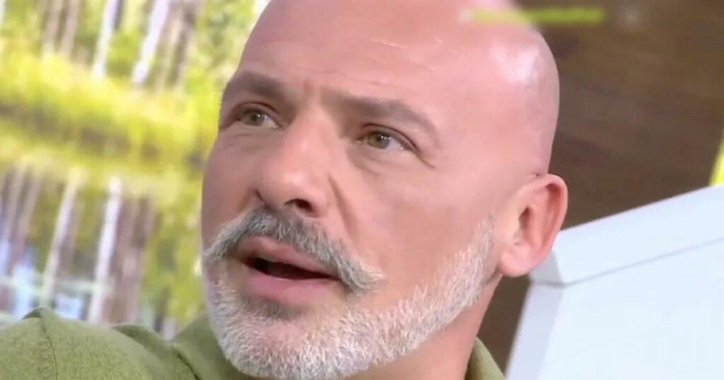 Νίκος Μουτσινάς: «Είναι ντροπή, δεν ξαναέρχομαι, δεν με έχουν ξεφτιλίσει χειρότερα» – Τι απάντησε όταν ρωτήθηκε για τον σύντροφό του