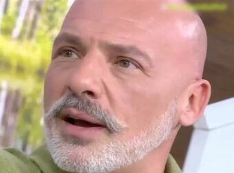 Νίκος Μουτσινάς: «Είναι ντροπή, δεν ξαναέρχομαι, δεν με έχουν ξεφτιλίσει χειρότερα» – Τι απάντησε όταν ρωτήθηκε για τον σύντροφό του