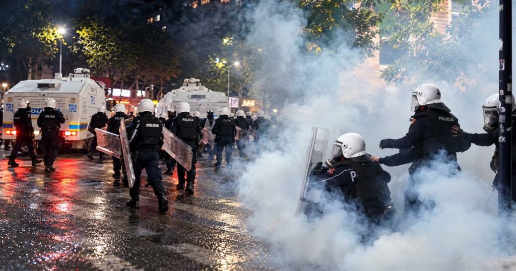 Η Αλβανία «φλέγεται»: Εκτός ελέγχου η κατάσταση από τα άγρια επεισόδια – Έσπασαν τα γραφεία του κόμματος του Έντι Ράμα – «Δεν αμφισβητείται η κυβέρνησή μου» (video)