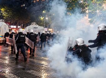 Η Αλβανία «φλέγεται»: Εκτός ελέγχου η κατάσταση από τα άγρια επεισόδια – Έσπασαν τα γραφεία του κόμματος του Έντι Ράμα – «Δεν αμφισβητείται η κυβέρνησή μου» (video)